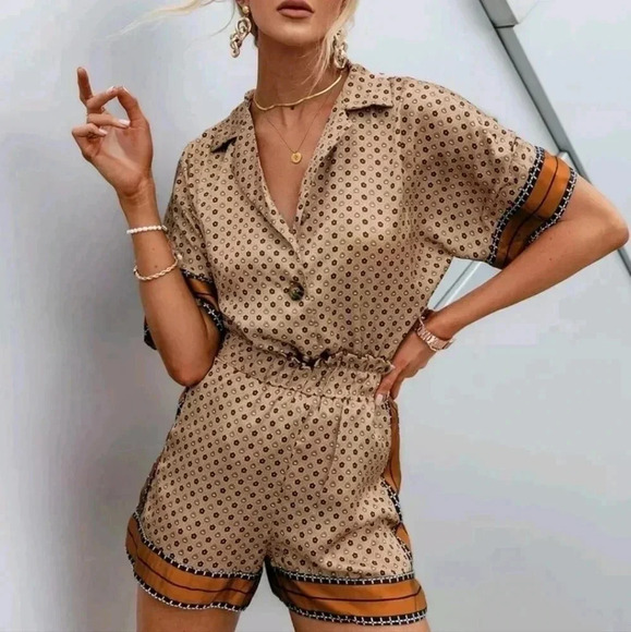 Coord set Allover Print Blouse & Paperbag Waist Shorts - Picture 4 of 5